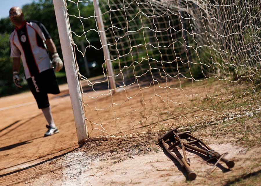 قصة بالصور: حلم كرة القدم لـ" حارس بساق واحدة " 