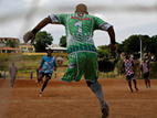 قصة بالصور: حلم كرة القدم لـ" حارس بساق واحدة "