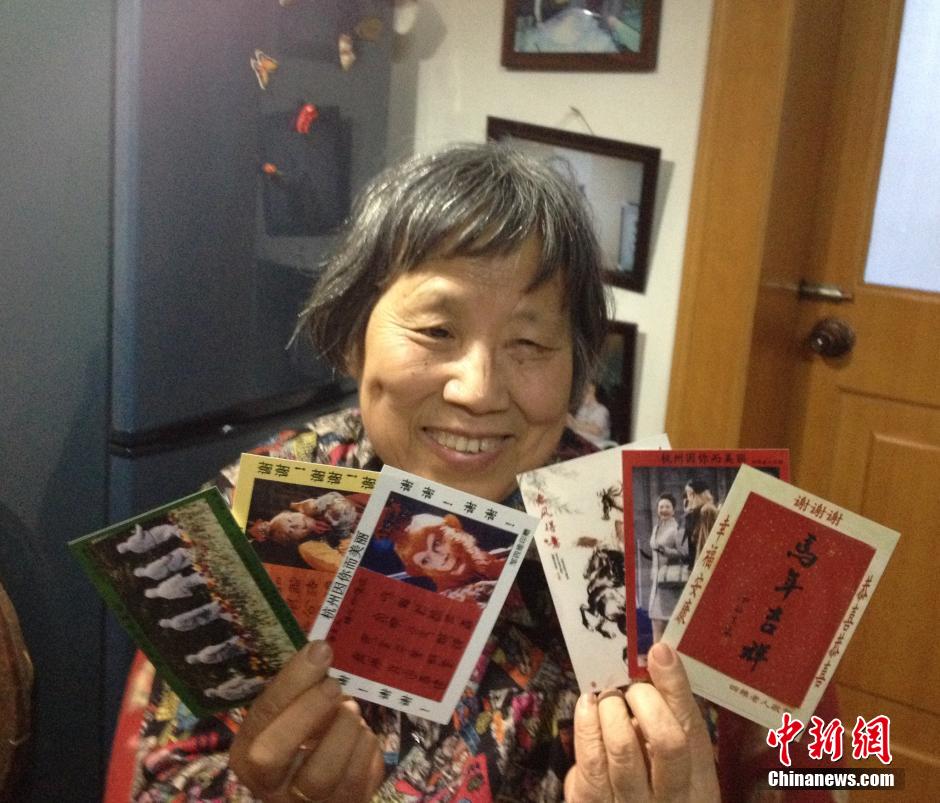 عجوز هانغتشو تصنع بطاقات شكر لإهدائها للأشخاص الذين يتركون لها مقاعدهم في الحافلات  
