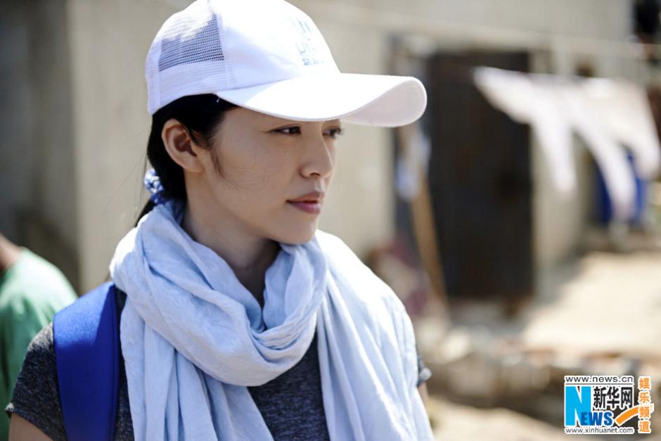 الممثلة الصينية المشهورة ياو تشن تزور اللاجئين السوريين فى لبنان وتشاركهم أعمالهم    