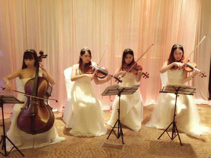 مذهلة...عروس بقوانغدونغ تلبس 70 سوارا ذهبيا على عنقها فى حفلة زفاف فخمة    