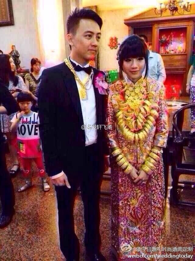 مذهلة...عروس بقوانغدونغ تلبس 70 سوارا ذهبيا على عنقها فى حفلة زفاف فخمة    