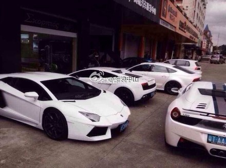 مذهلة...عروس بقوانغدونغ تلبس 70 سوارا ذهبيا على عنقها فى حفلة زفاف فخمة    