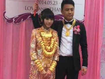 مذهلة...عروس بقوانغدونغ تلبس 70 سوارا ذهبيا على عنقها فى حفلة زفاف فخمة 