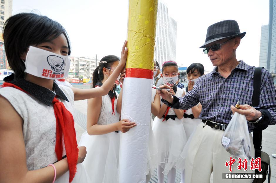 تلاميذ فى انهوي يدعون المدخنين إلى الإقلاع عن التدخين من خلال السجائر ذاتية الصنع    