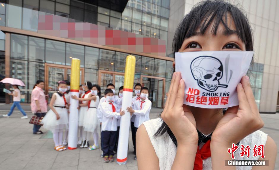 تلاميذ فى انهوي يدعون المدخنين إلى الإقلاع عن التدخين من خلال السجائر ذاتية الصنع    