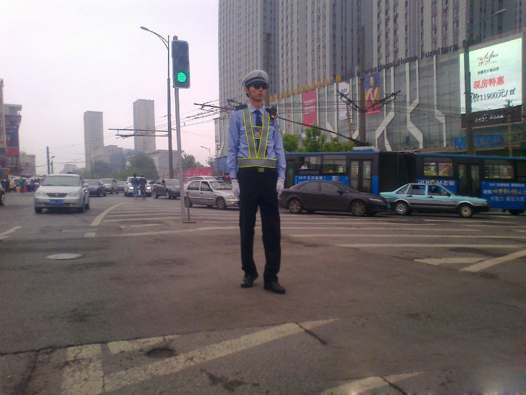 "أطول شرطي مرور " في الصين  قامته متران يصبح شعبيا على الإنترنت 
