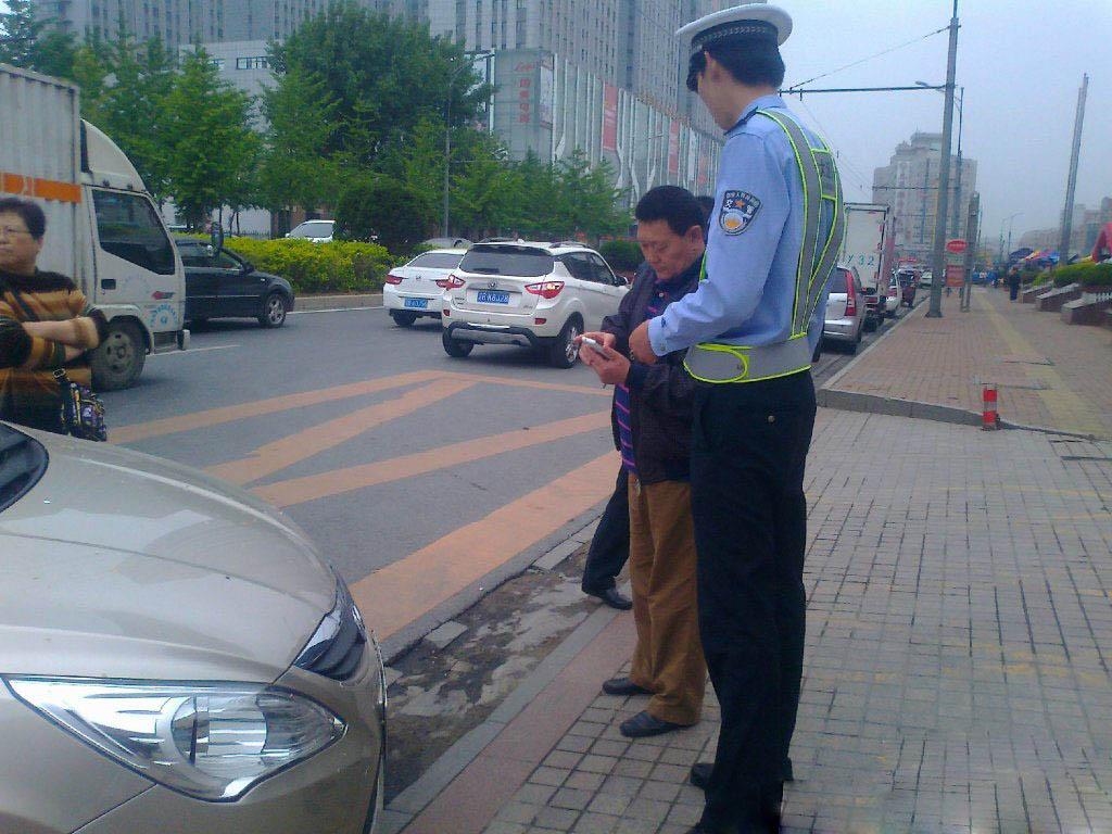 "أطول شرطي مرور " في الصين  قامته متران يصبح شعبيا على الإنترنت 