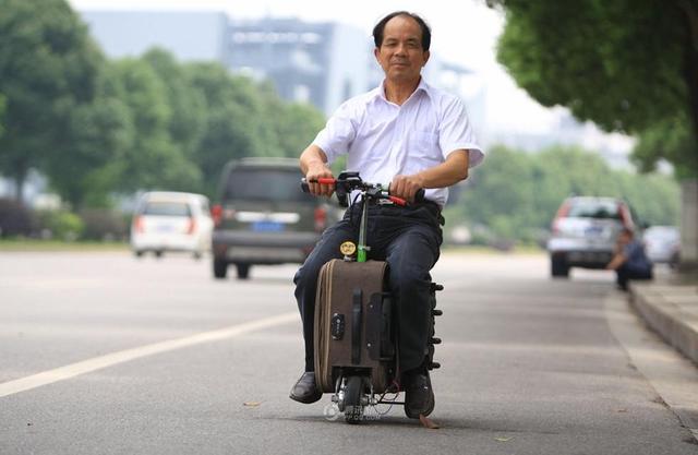 فلاح صيني يخترع "حقيبة السفر المأهولة"، سرعتها القصوى 20 كم/ساعة