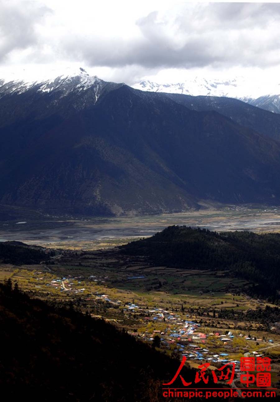 ولاية لينتشي بجنوب شرق التبت، وهي غنية بالغابات البكر الوافرة والجبال الثلجية والأنهار والمروج، تمتلك "مواردا سياحية كامنة وذهبية".