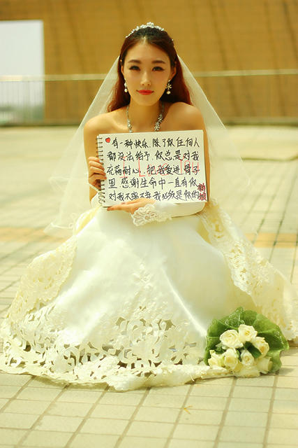 شجاعة ورومانسية...طالبة صينية تطلب يد حبيبها بفستان الزفاف    