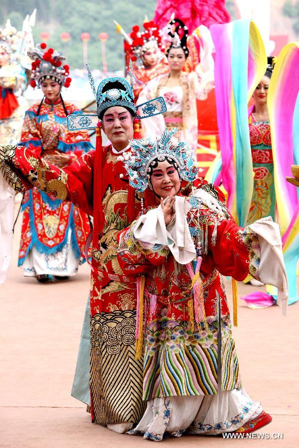 احتفال الصينيون بعيد دوان وو من الشمال إلى الجنوب 