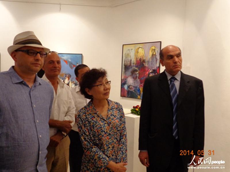 رسامان تونسيان يرافقان سفيرة الصين لدى تونس لزيارة معرض رسومهما الزيتية "انطباع عن الصين". 