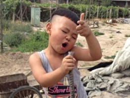 صبي صيني يشهد رواجا فى الصين بلقب "مطرب الصخرة المتسلط فى موقع البناء" 