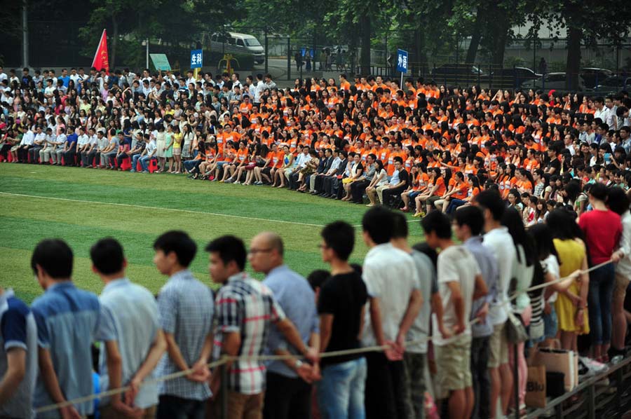 أكبر صورة تخرج جماعية تشمل 4500 طالب وأستاذ في جامعة بووهان 