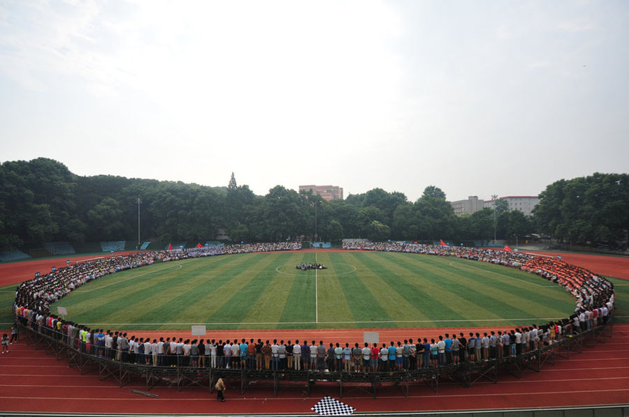 أكبر صورة تخرج جماعية تشمل 4500 طالب وأستاذ في جامعة بووهان 