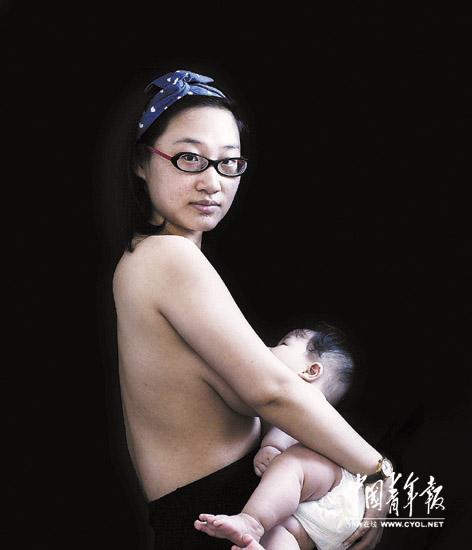 أمهات صينيات يلتقطن صورا شبه عارية لترويج الرضاعة الطبيعية    