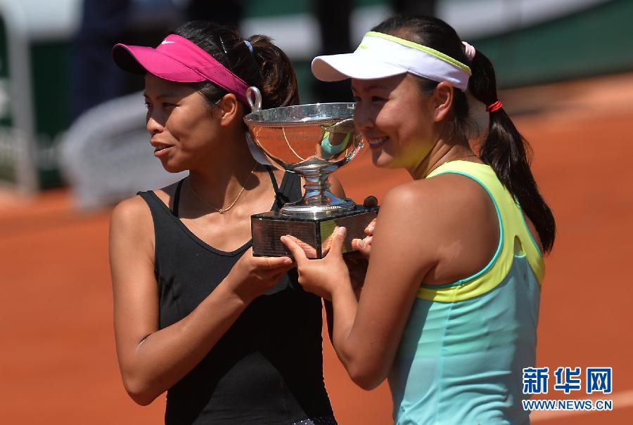 لاعبتان صينيتان تفوزان ببطولة فرنسا المفتوحة للتنس 