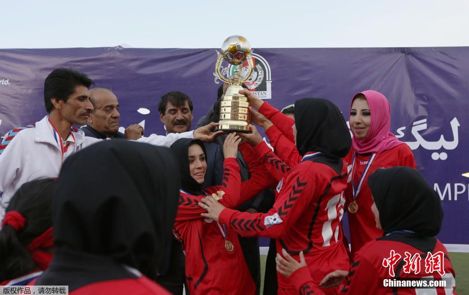أقيمت البطولة النسائية الأفغانية لكرة القدم في كابول في 7 يونيو الحالي، واحتفلت اللاعبات من النادي الأفغاني بفوزهن بعد المباراة.       