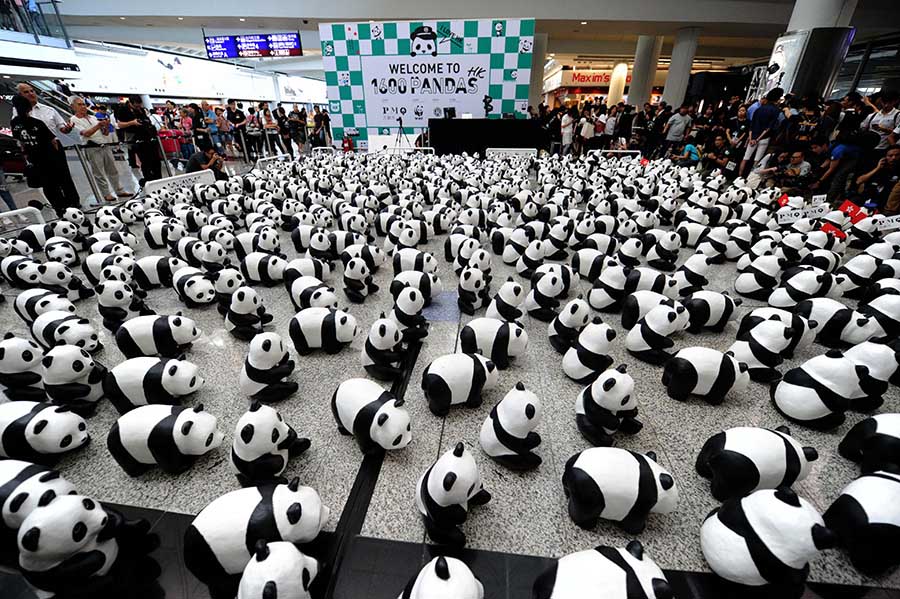 ظهور 1600 باندا ورقية في مطار هونغ كونغ الدولي 