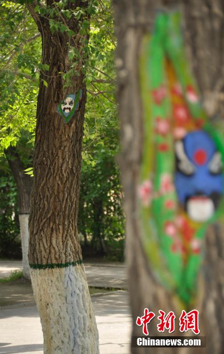 "الرسوم الملونة الإبداعية" على أجسام الأشجار 