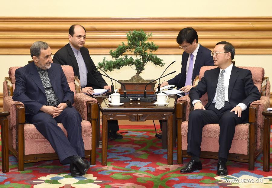 عضو بمجلس الدولة يجتمع مع مستشار السياسة الخارجية للمرشد الأعلى الايراني
