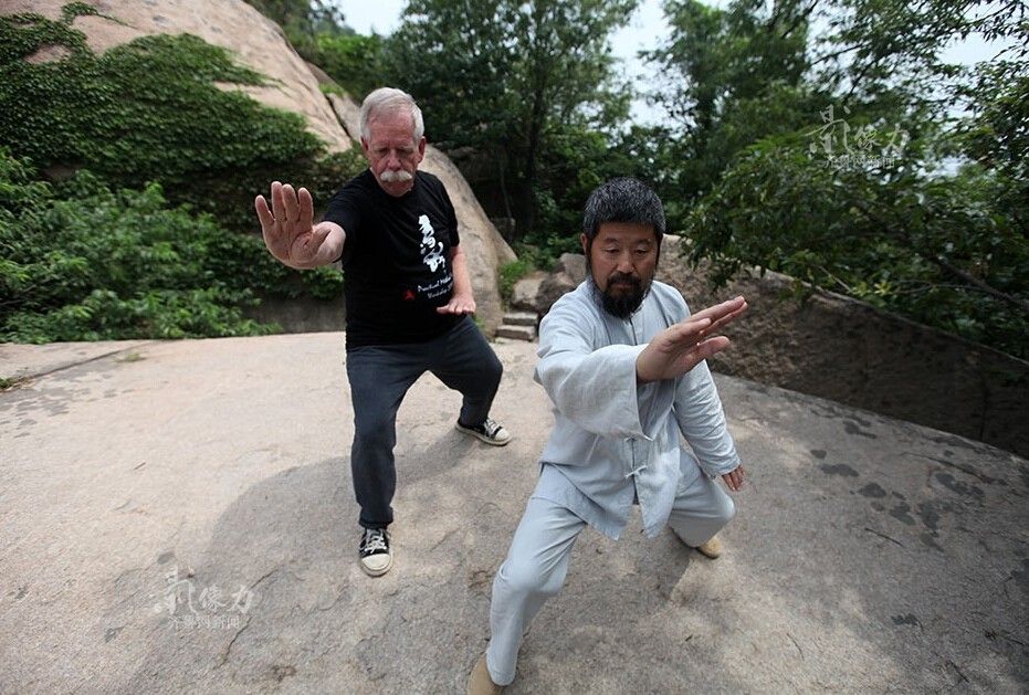 أجانب من 20 دولة يتعلمون ملاكمة التاي تشي في الجبال بمقاطعة شاندونغ