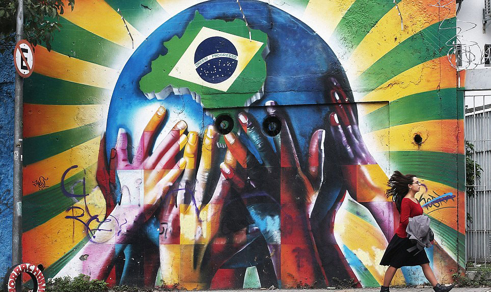 رسائل قبول وغضب تعكسها جداريات على شوارع البرازيل