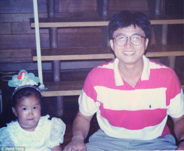 قصة مثيرة.. فتاة صينية تتجول حول العالم مع صورة أبيها الراحل    