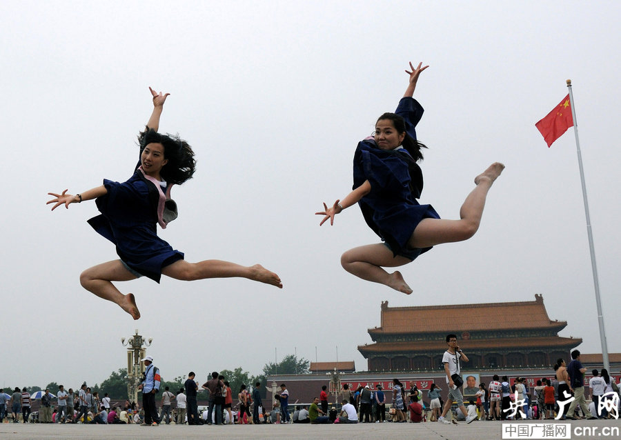 خريجات صينيات يلتقطن صورا تذكارية أمام منصة تيانانمين في 19 يونيو 2014