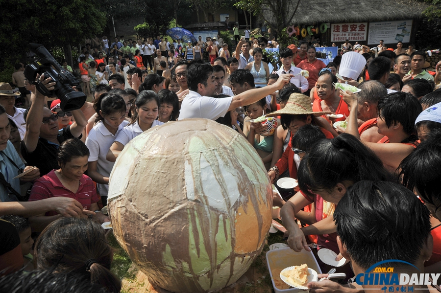 ألف شخص يتناولون معا أيس كريم عملاق على شكل كرة فى قوانغدونغ    