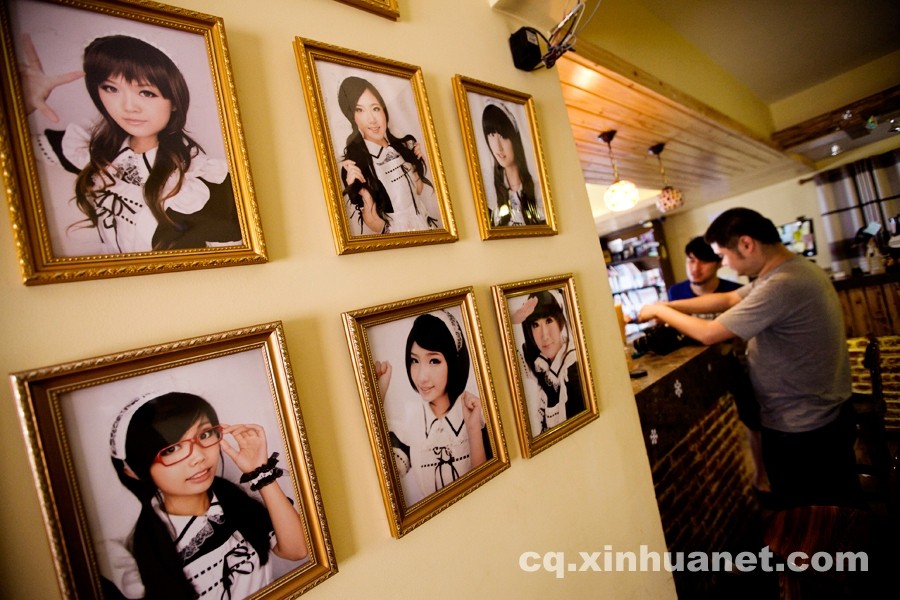 سبر أغوار مقهى الخادمة في تشونغتشينغ الصينية