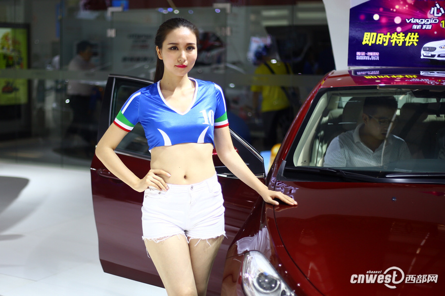 صور:"مشجعات جميلات لكرة القدم " يعرضن السيارات فى شيآن بشمال غرب الصين    
