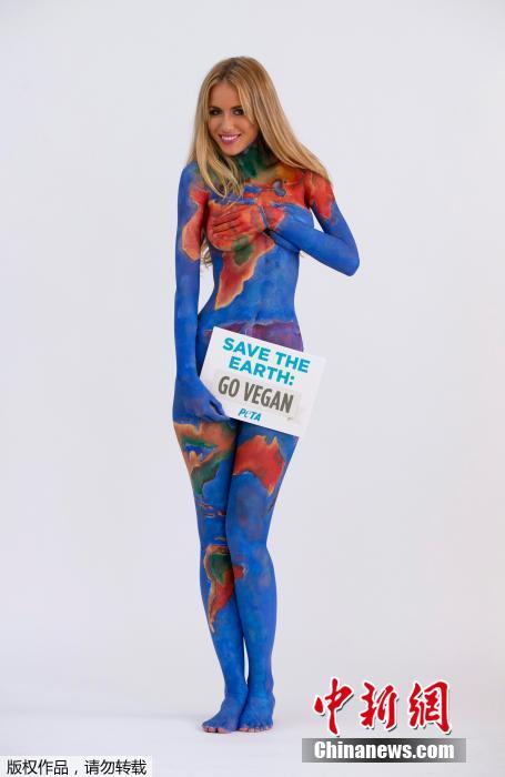رسوم ملونة على جسم العارضة الأسترالية من أجل دعوة لحماية الأرض 