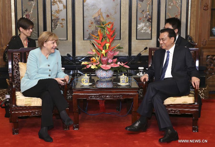 رئيس مجلس الدولة الصيني يجتمع مع ميركل قبيل محادثات رسمية 