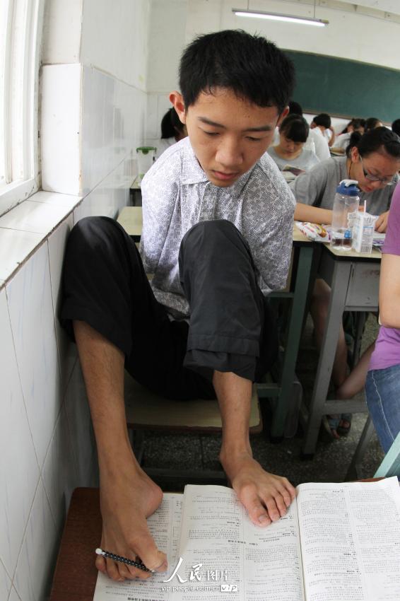 "حلم الجامعة" لشاب صيني بدون ذراعين 