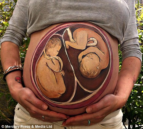 لوحات زيتية  جميلة على بطون الحوامل 