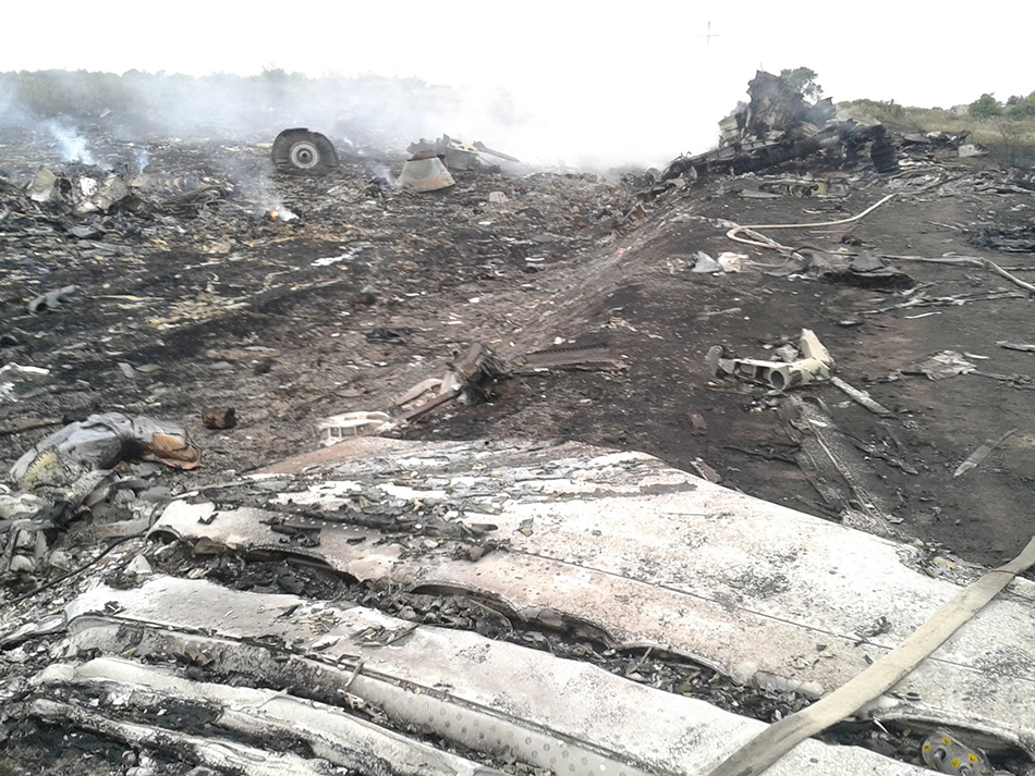 تحطم طائرة ماليزية في مدينة شاختارسك في منطقة دونيتسك في شرق أوكرانيا بالقرب من الحدود الروسية    
