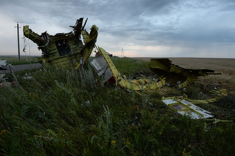 تحطم طائرة ماليزية في مدينة شاختارسك في منطقة دونيتسك في شرق أوكرانيا بالقرب من الحدود الروسية    