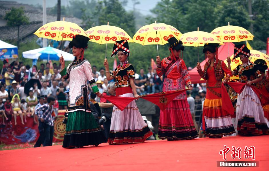 عرض نبذ الكرة النارية في  مهرجان الشعلة لقومية يي الصينية 