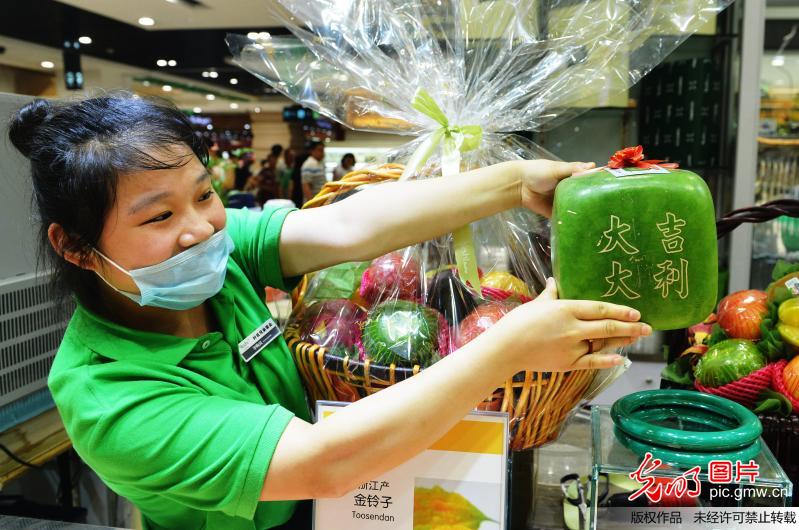 البطيخ المربع يظهر في هانغتشو، سعر  الواحدة  حوالي 600 يوان 