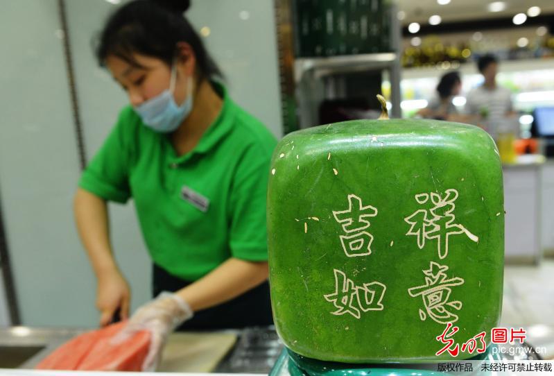 البطيخ المربع يظهر في هانغتشو، سعر  الواحدة  حوالي 600 يوان 