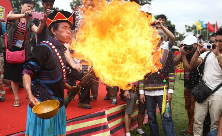عرض نبذ الكرة النارية في مهرجان الشعلة لقومية يي الصينية