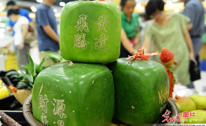 البطيخ المربع يظهر في هانغتشو، سعر الواحدة حوالي 600 يوان