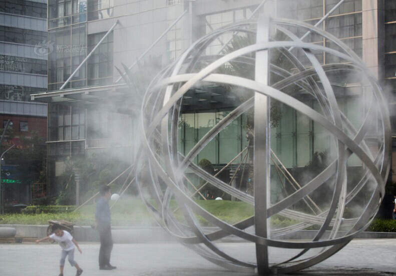 جهاز عملاق لتخفيض درجة الحرارة يظهر في شارع مدينة صينية