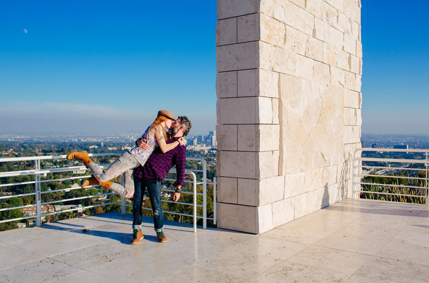 زوجان أمريكيان يلتقطان صور قبلات حول العالم