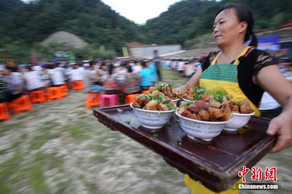 2000 شخص يتناولون طبخة كبيرة في مدينة لويانغ الصينية  