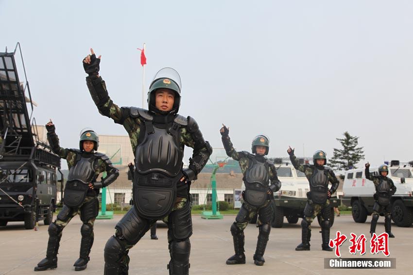 أعوان الشرطة المسلحة بالصين في عرض راقص مضحك تحت عنوان"التفاحة الصغيرة" 