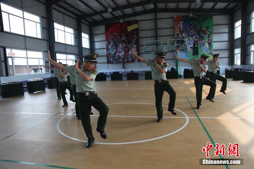 أعوان الشرطة المسلحة بالصين في عرض راقص مضحك تحت عنوان"التفاحة الصغيرة" 