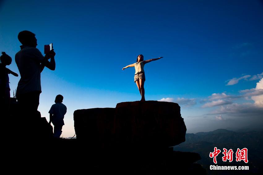 العثور على "تابوت حجري"سحري على قمة جبل بالصين    